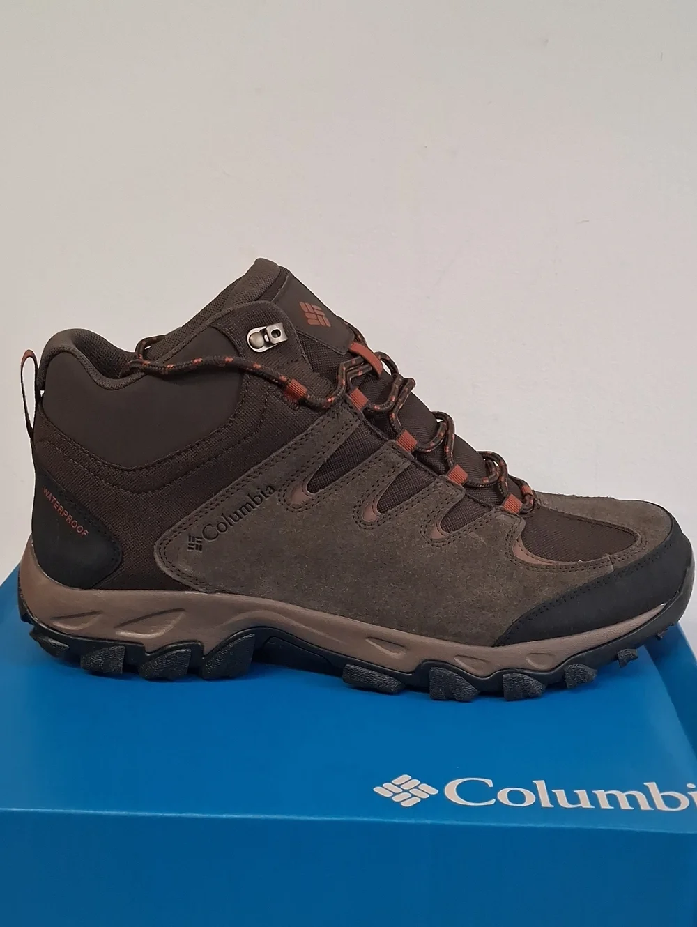 NWT Mens Columbia Outlander Crest Waterproof Boots